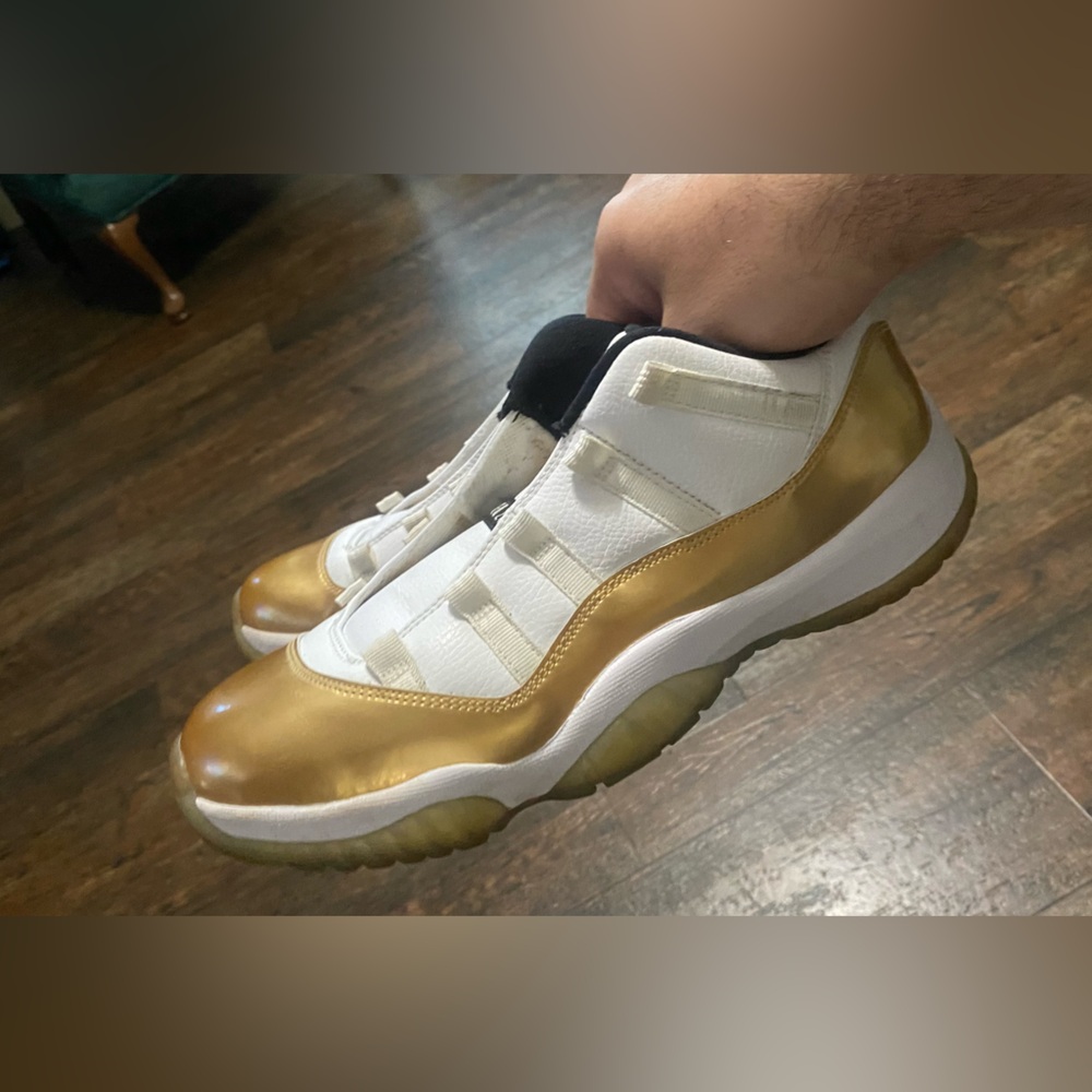 Jordan 11 Retro Low "Closing Ceremony‎ Size 9 Gold and White Sneakers